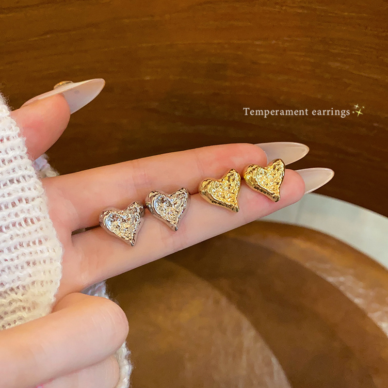Cold and unconventional heart-shaped stud earrings with a unique design sense and elegant style are the new best-selling earrings for women in summer 2025 full figure