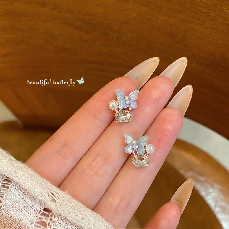 The light and fresh blue sparkling diamond butterfly ear studs are a light luxury and niche design for women, with a high-end feel. They are fashionable and versatile earrings full figure