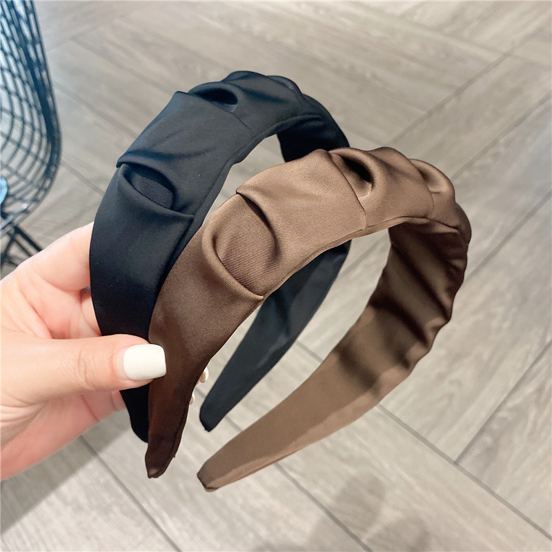 The new Korean-style simple pleated fabric wide-edge compression headband is a versatile accessory for going out. The hairband and hair clip are sweet and elegant for girls details Picture