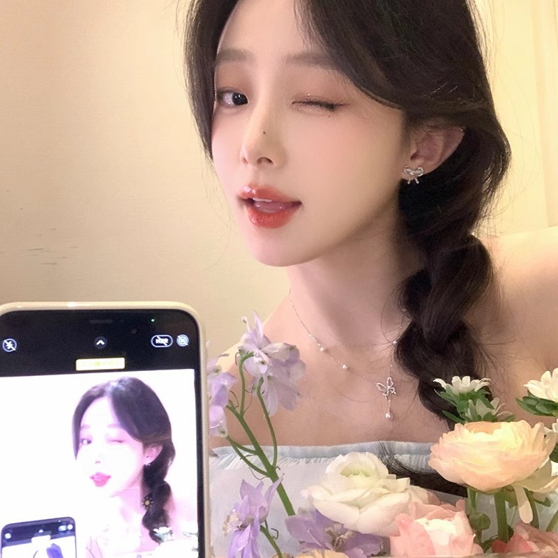 Zirconium-encrusted cat's eye stone bow earrings, women's light luxury, niche and high-end feel, small and exquisite ear studs, wholesale of internet-famous earrings Application Scenario