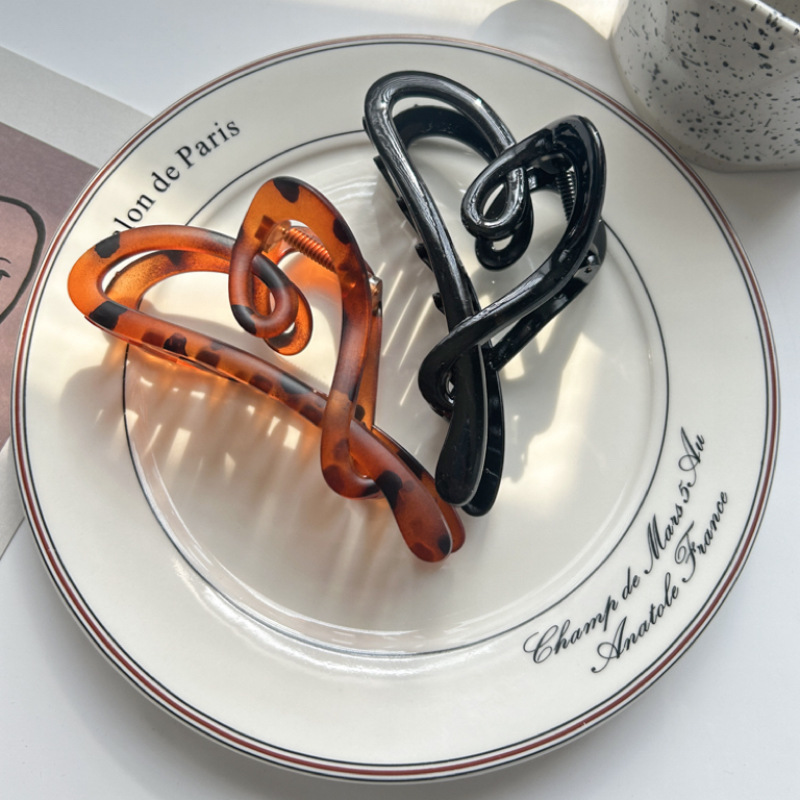 The 2024 new style of the "Love Grab Clip" hair clip for women features a high-end look. It is a large hair clip with a shark clip at the back of the head Specification drawing