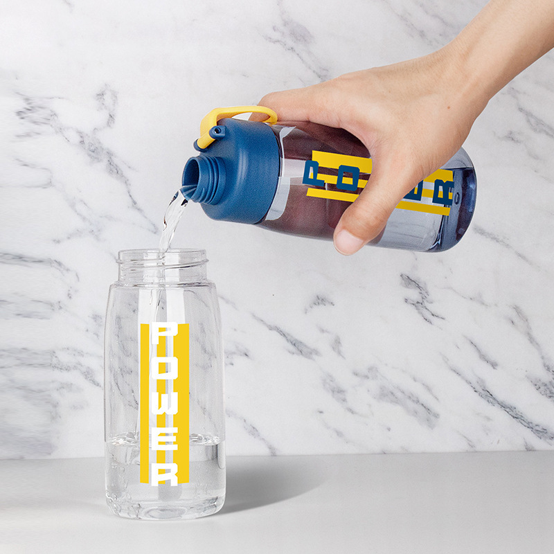 Fitness sports water cup, straw cup, 550ml, fashionable letter printed space cup, plastic water cup with handle Application Scenario
