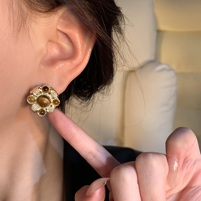 French retro tiger's eye stud earrings for women, high-end, light luxury and elegant earrings. Wholesale of Maillard's niche internet-famous earrings Application Scenario