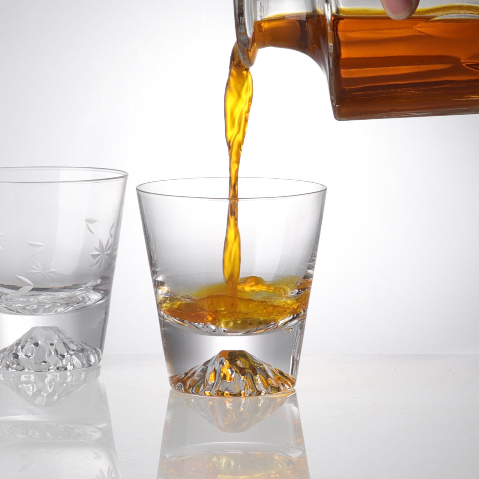 Creative Japanese whisky wine glasses, household Fuji Mountain Snow Mountain glasses, hotel commercial high-appearance-level glass water glasses Application Scenario