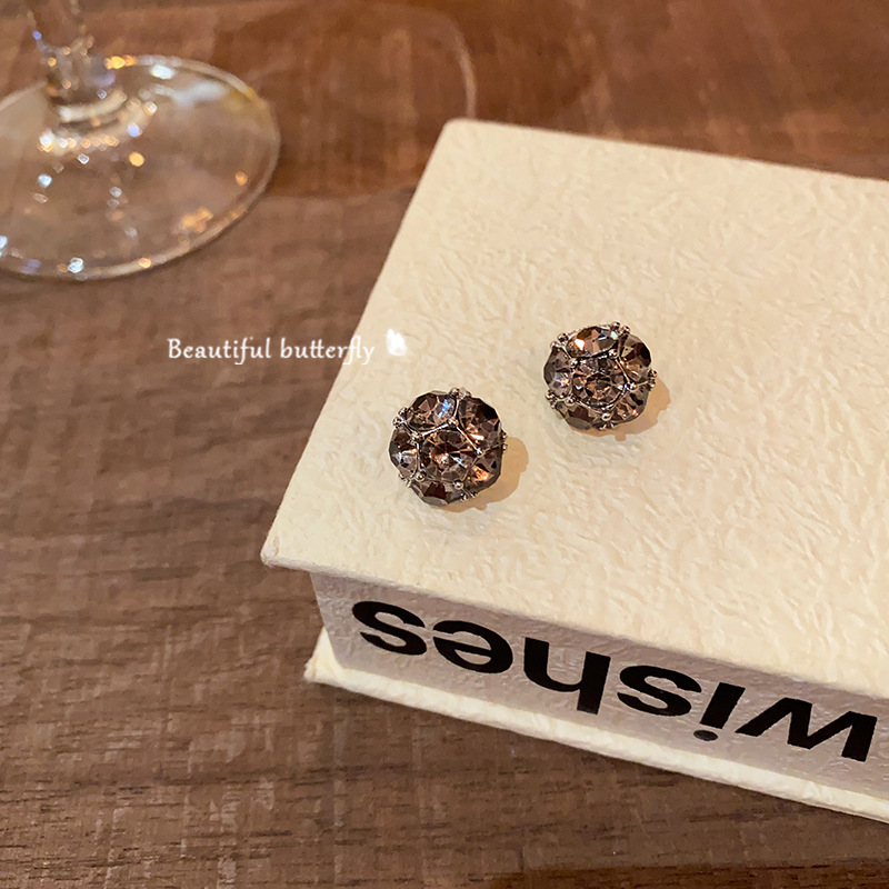 The gray-black rhinestone round ball earrings for women, a new 2025 bestseller, exude a sense of high-end retro stud earrings and are a light luxury accessory with a touch of elegance Specification drawing