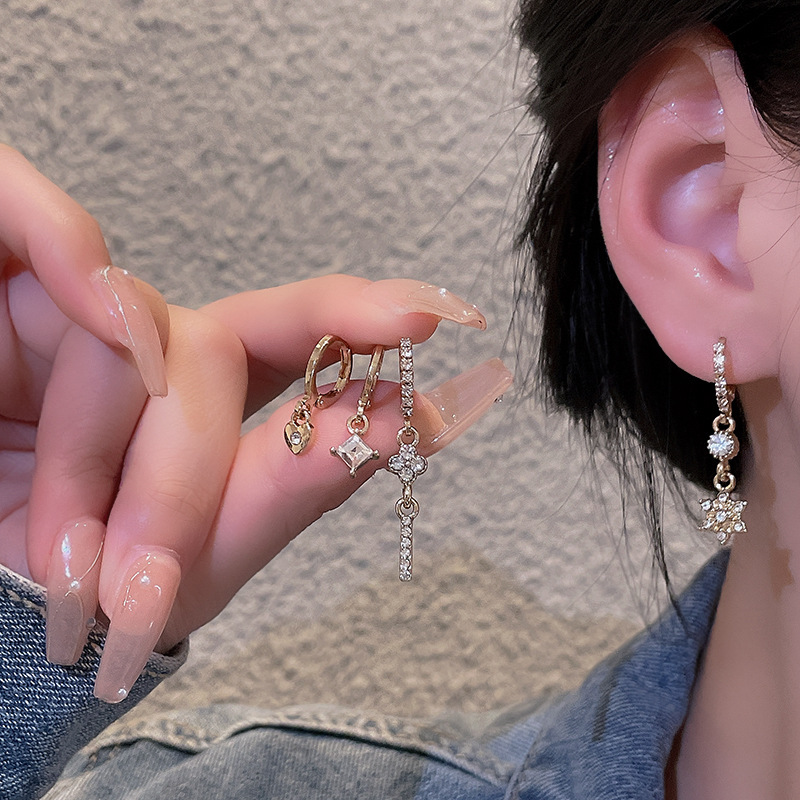 Unique full-diamond star-studded earrings for women, with a trendy and high-end, light luxury and niche design feel, are the best-selling earrings of 2025 Application Scenario