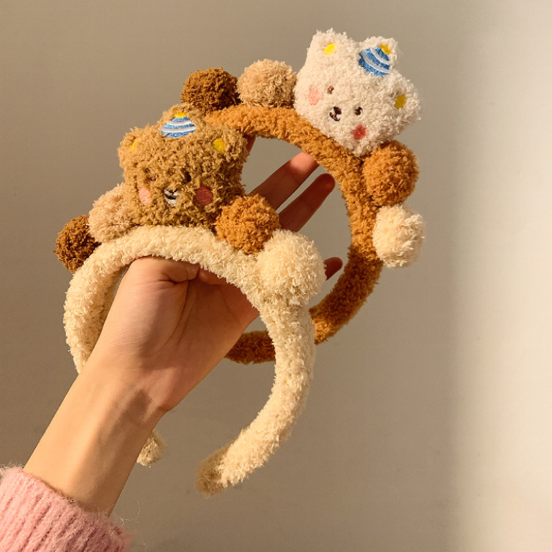 Cute little bear hair band, autumn and winter plush face-washing headband, super cute colorful cartoon headwear, versatile hair clips for girls taking photos Application Scenario