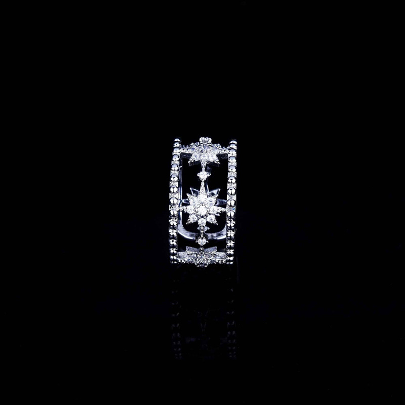 A slightly studded zircon octagonal open ring with a feminine and trendy charm, exuding a sense of light luxury and sophistication, and featuring a retro hollowed-out design Application Scenario