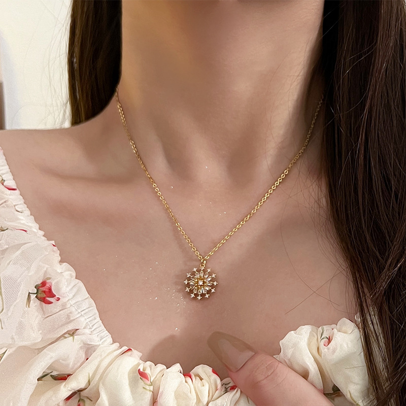 A new, niche and light luxury design necklace with a touch of elegance, a titanium steel necklace, and a popular sunflower-shaped zircon collarbone pendant Specification drawing