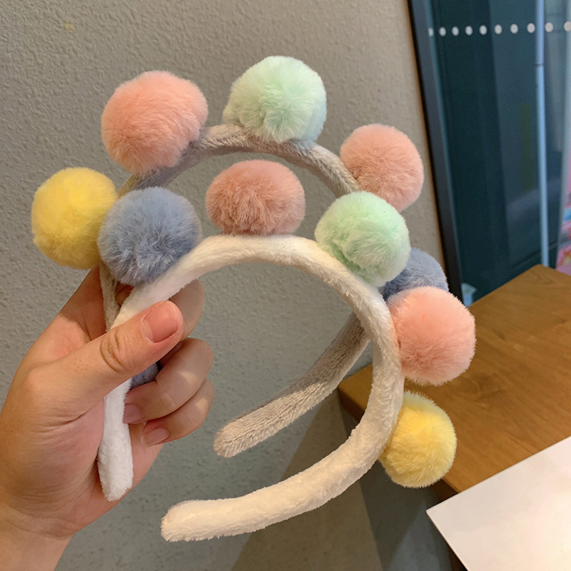 Five-color fur ball hair band, a special anti-slip hair band for washing the face, is a new autumn and winter women's hair band and hair accessory that has become a popular trend in 2022 full figure
