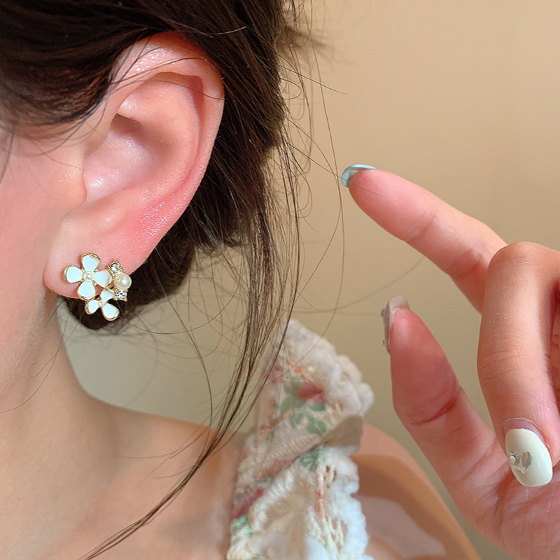 Gentle and exquisite gardenia pearl earrings, women's light luxury and high-end style, elegant and grand stud design, flower earrings Specification drawing