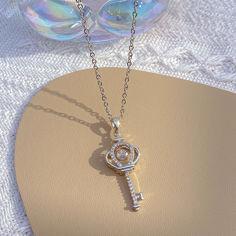 Japanese and Korean design, dynamic key chain pendant, titanium steel necklace, women's niche cold style collarbone chain, net diamond jewelry Application Scenario