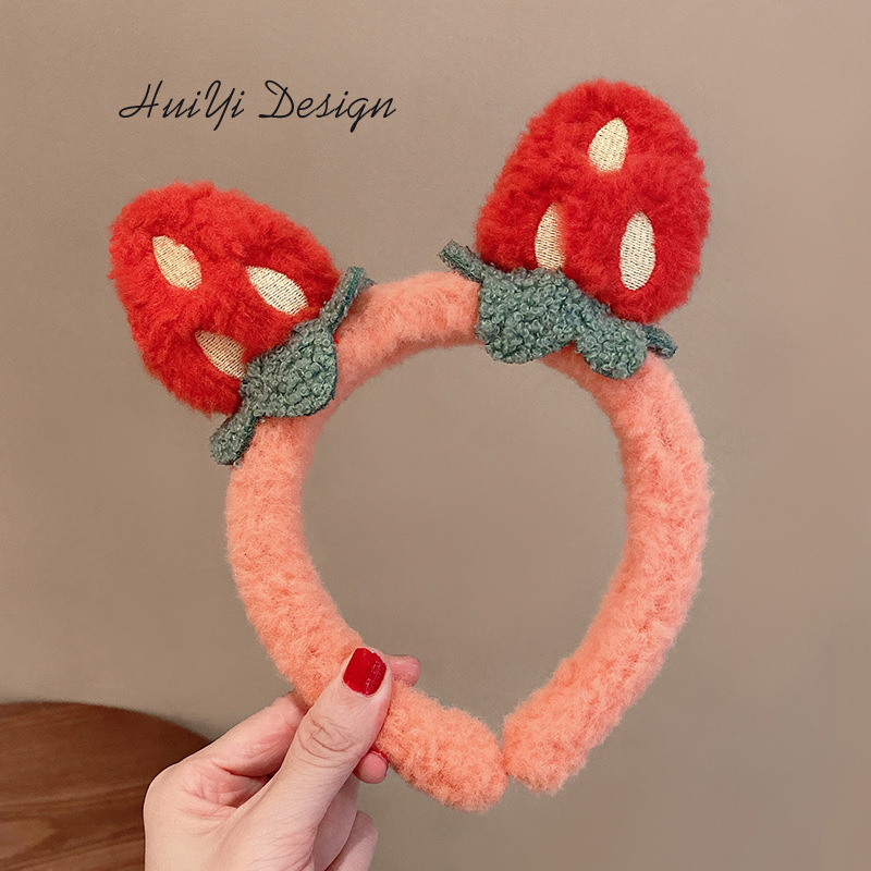 Cute three-dimensional strawberry hair bands, sweet plush headbands, face washing and makeup, parent-child hair clips for sale, and budding headwear Application Scenario