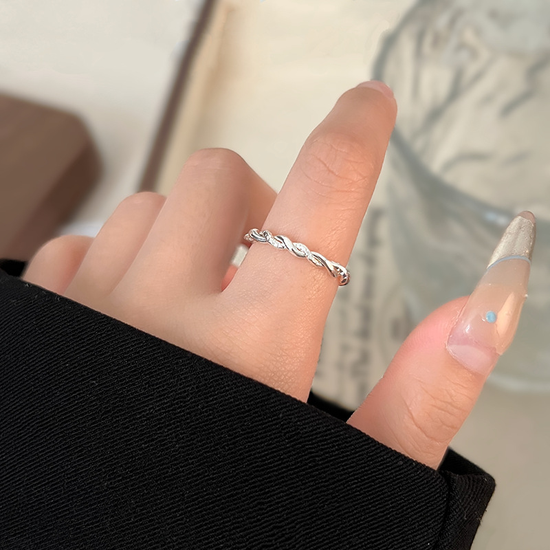 The twisted twist twist open ring is a versatile and unique everyday plain ring with a fashionable, exquisite, niche and high-end feel full figure
