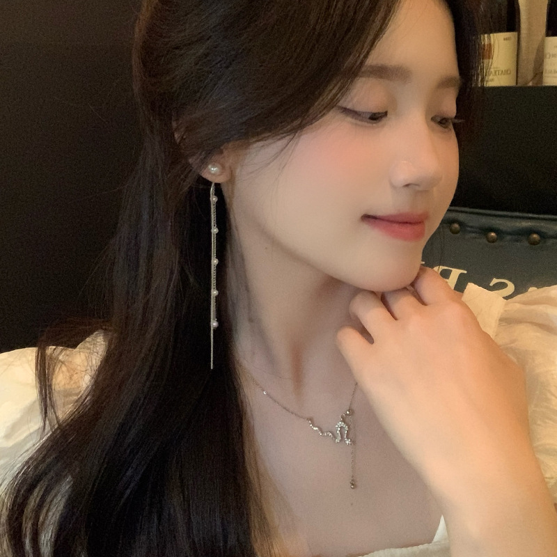 The long tassel pearl stud earrings from Dongdaemun, South Korea, are fashionable, simple and elegant for women. They are high-end earrings with a sense of sophistication Application Scenario