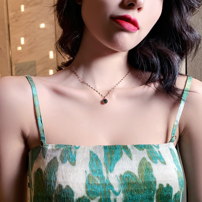 Rose gold green diamond Roman numeral titanium steel necklace, trendy and individualistic collarbone chain, Korean versatile and stylish Internet celebrity necklace Application Scenario