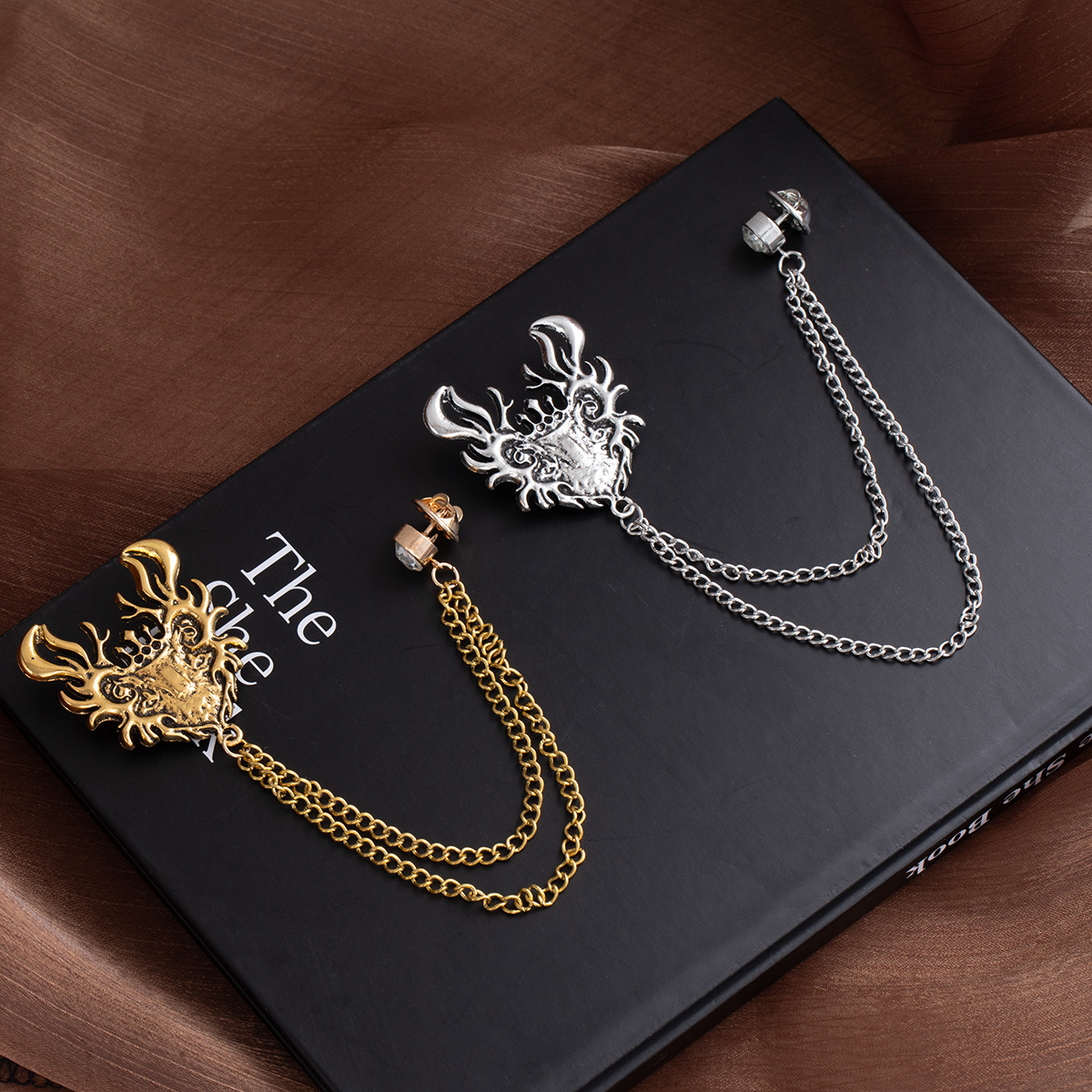 European, American and British style Suzhou chain brooches are trendy, paired with suit collar pins and Christmas pins. Clothing and evening gowns details Picture