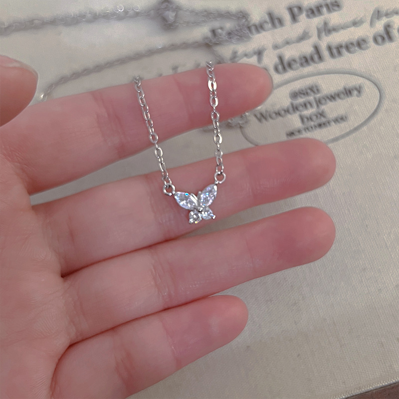 Simple and exquisite butterfly necklace, daily light luxury, versatile, collarbone chain, niche and unique design sense, sweet accessory Application Scenario