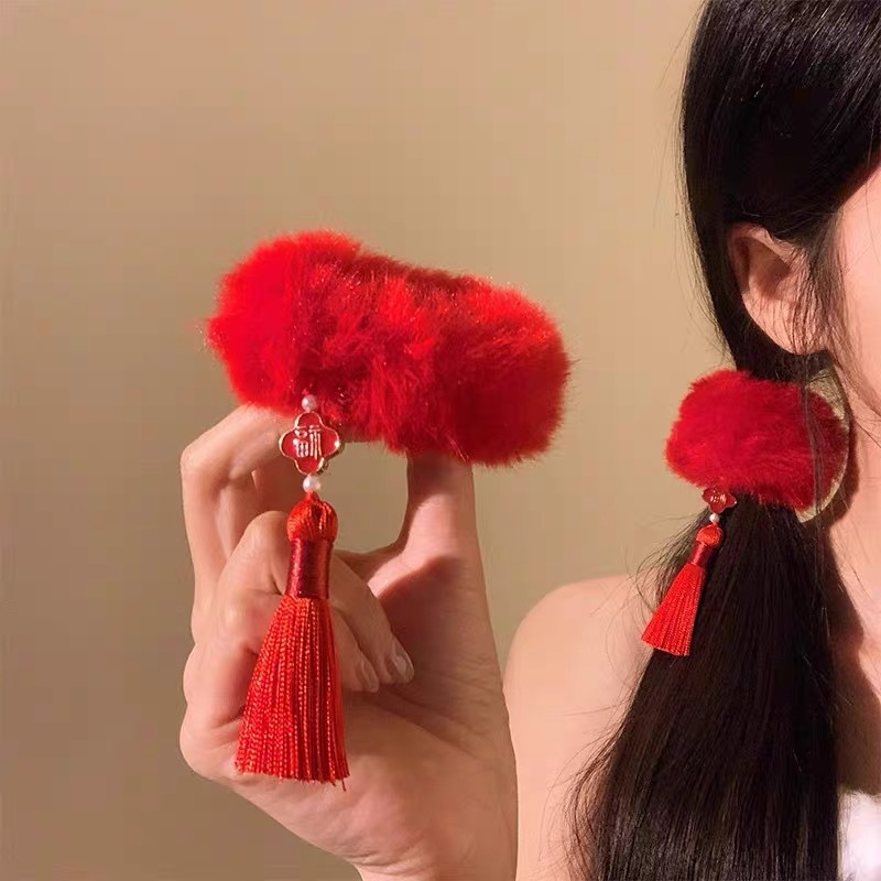 Bid farewell to the old and welcome the new! New Year's red tassel, plush, large intestine hair band, women's high-end look, bun hairstyle, traditional Chinese style hair accessory Application Scenario