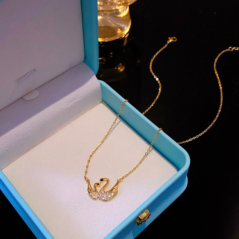 This is a simple and fashionable double swan necklace for women, featuring a niche and light luxury design. It is a popular collarbone chain and a versatile and elegant accessory Application Scenario