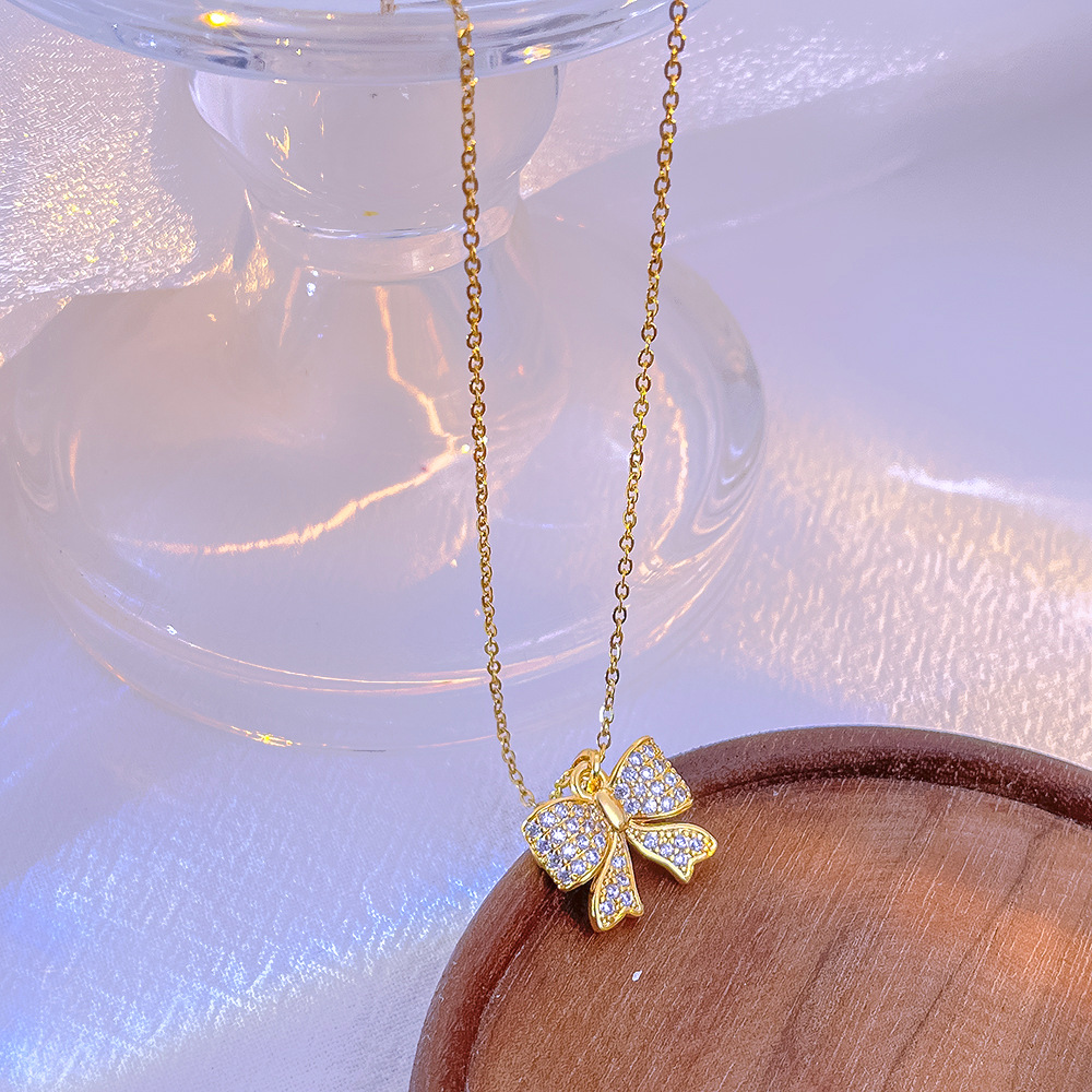 Fashionable and light luxury golden bow titanium steel necklace, women's Instagram trendy collarbone pendant, versatile and elegant accessories wholesale Application Scenario