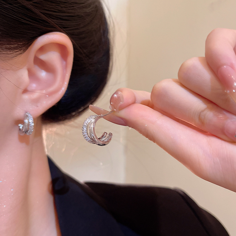 Micro-inlaid zircon circular stud earrings for women on Instagram, a trendy and versatile, niche Korean light luxury exquisite earring accessory, a bestseller details Picture