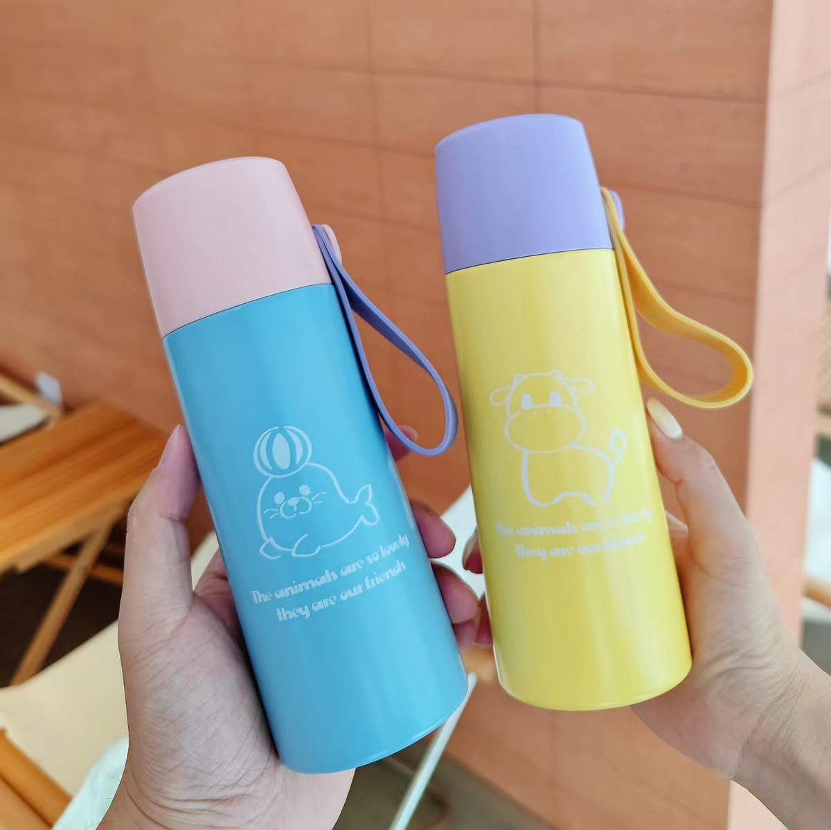 Simple color-blocking insulated cup with handle, portable cartoon water cup, creative student couple stainless steel cup with lid full figure