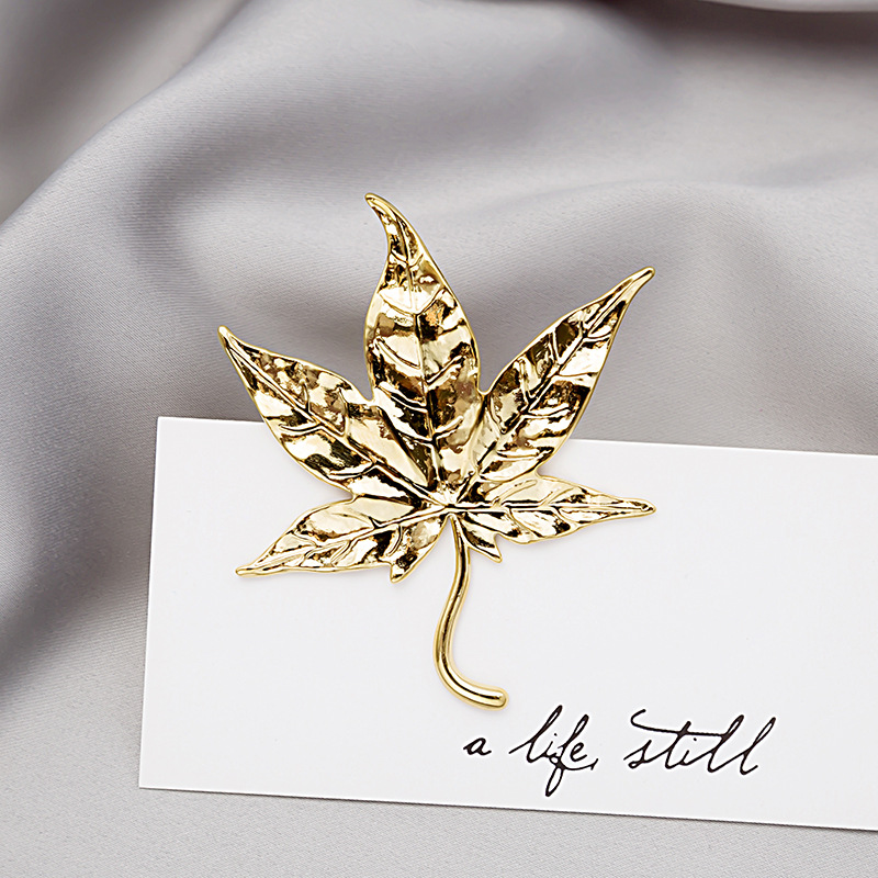 European and American trendy and creative maple leaf brooches, retro fashion, versatile and elegant clothing accessories, suit pins and badges details Picture