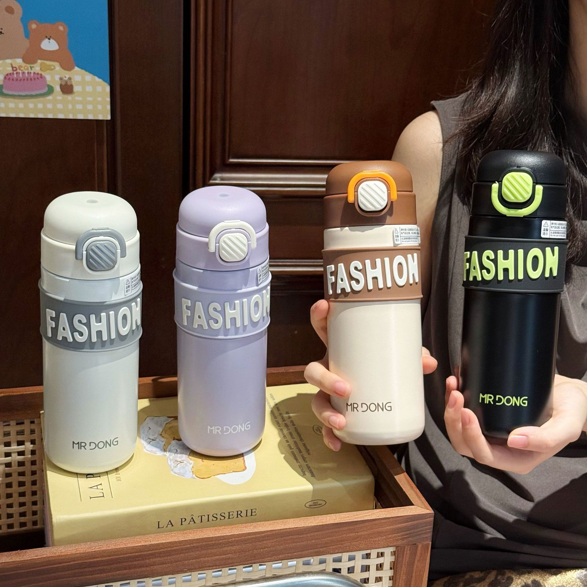 A new type of stainless steel vacuum insulated cup for men's outdoor use with a spring lid, a portable fitness double-drinking cup details Picture
