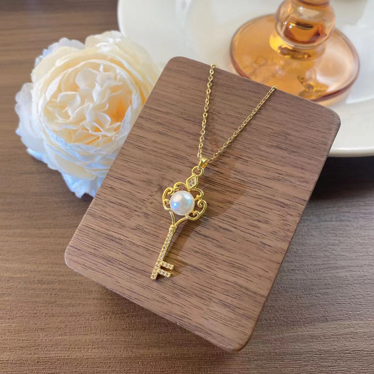 Gold simple pearl key necklace, women's copper pendant, gold-plated titanium steel collarbone chain, fashionable and versatile accessory details Picture