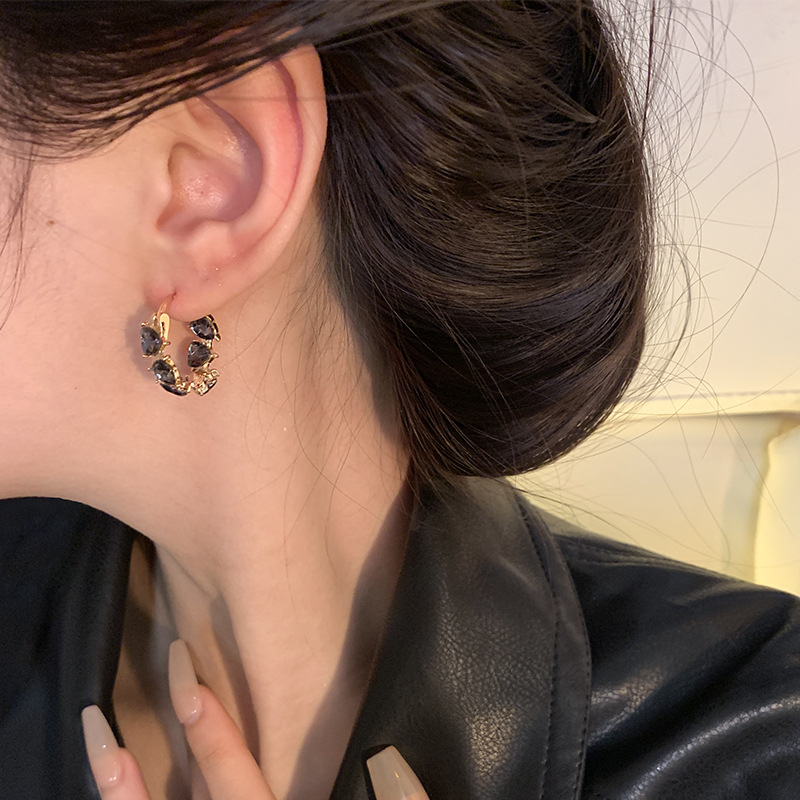 Black crystal heart-shaped ring ear buckles, a new 2024 trendy, light luxury, high-end and versatile bestseller that has become a social media sensation Application Scenario