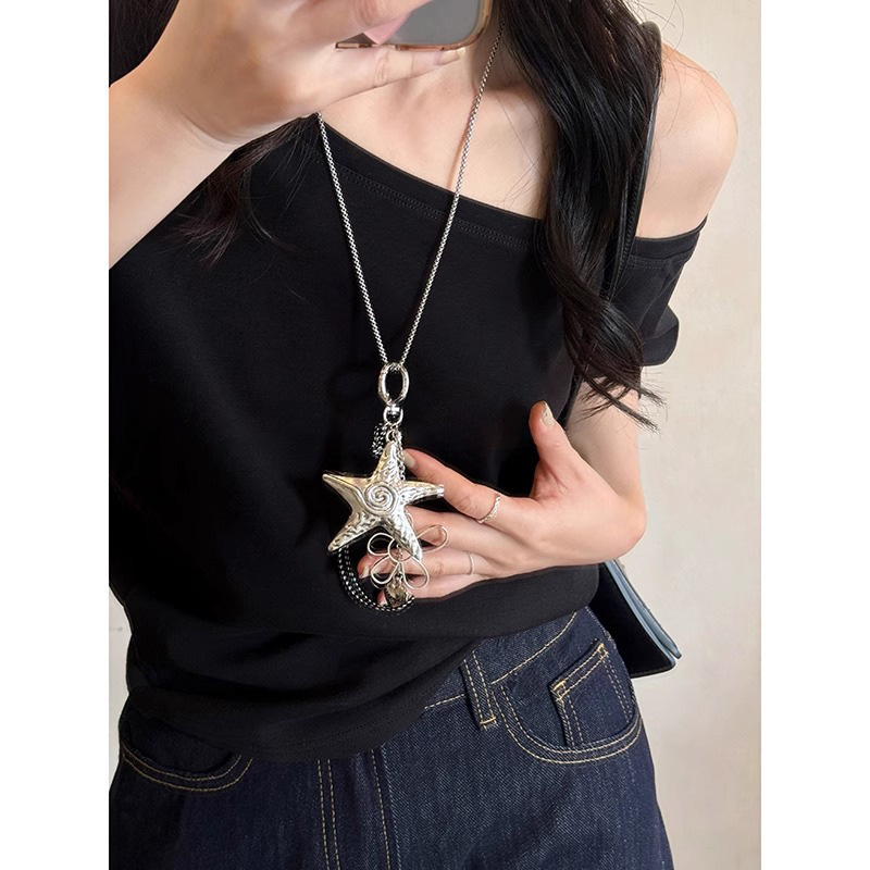 The Sea Star necklace is a niche, retro, sweet and cool, spicy girl style subculture Instagram star sea star personality collarbone chain full figure