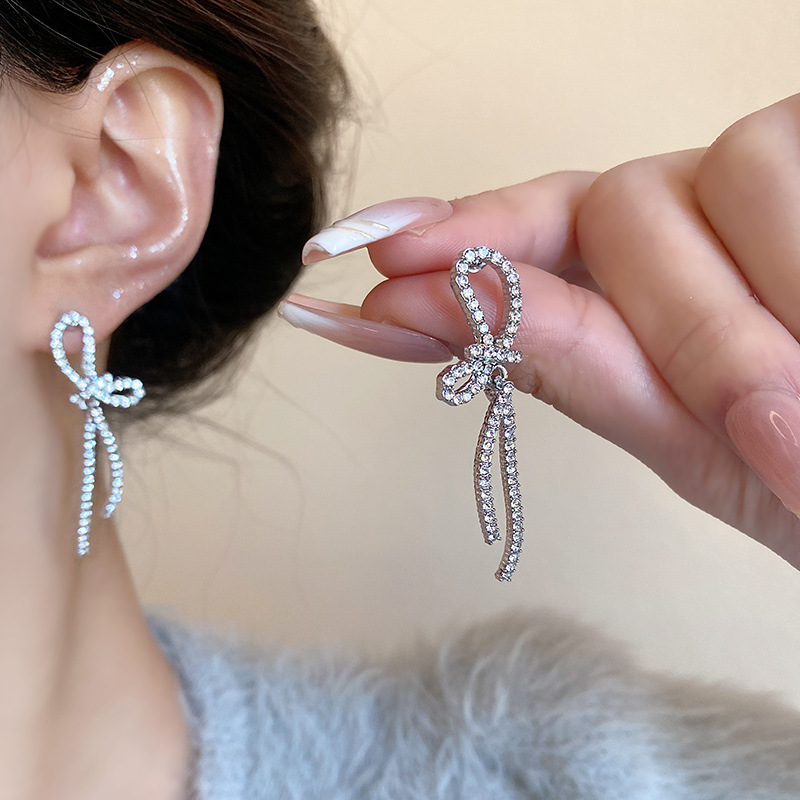 Diamond-encrusted zircon bow stud earrings for women, a unique, light luxury and high-end look, a popular online celebrity earrings wholesale in 2024 Specification drawing