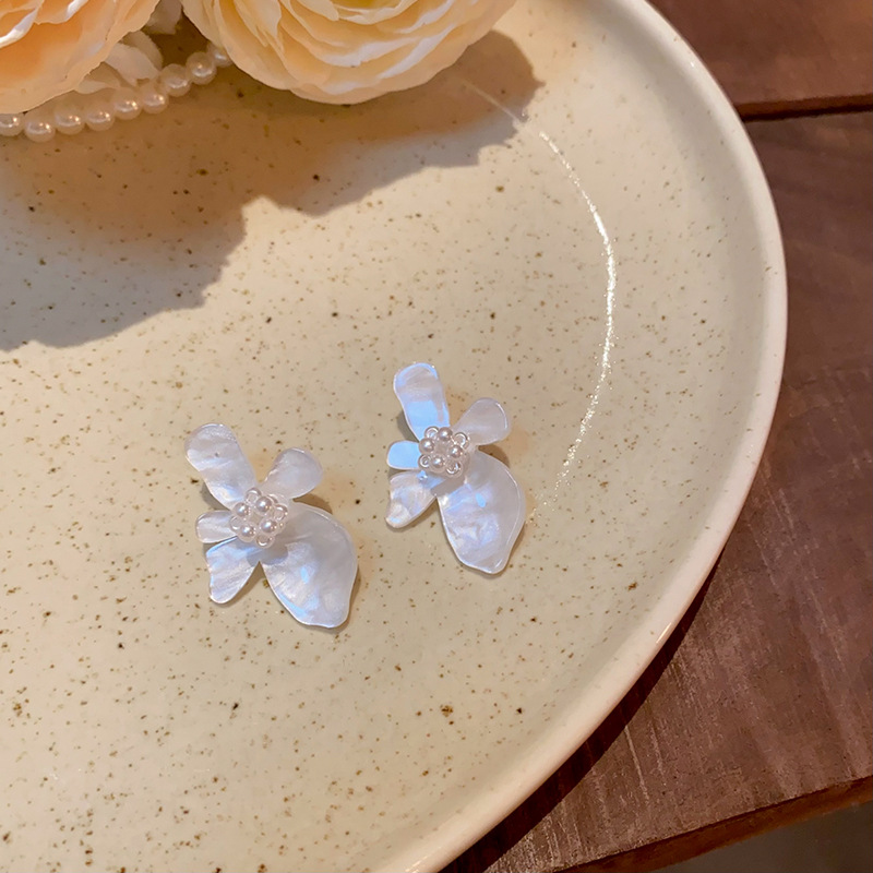 Super fairy-like French three-dimensional flower circle earrings for women, 2024 new pearl stud earrings, retro and niche design sense earrings details Picture