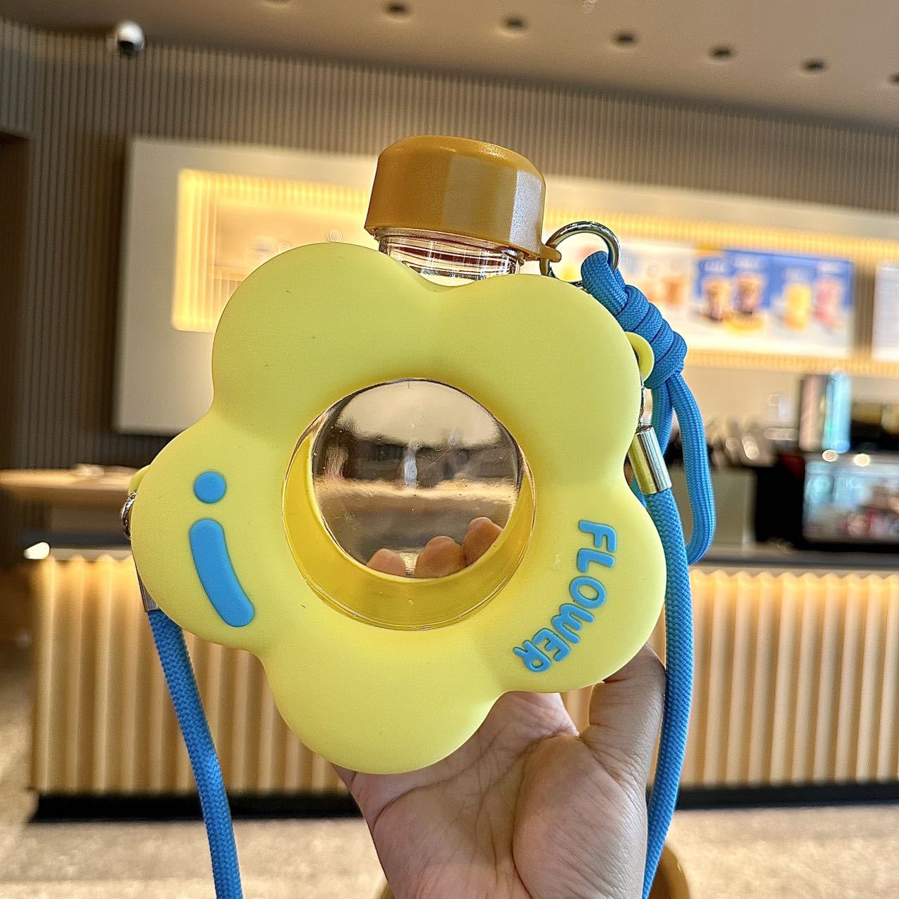 The new high-appearance-level flower cute ins slanted water cup is portable for school and work. The plastic cup is durable and can be dropped Application Scenario