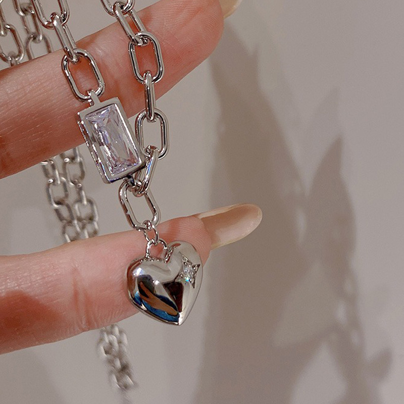 Light luxury heart-shaped necklace, 2023 new style, niche design sense, Internet celebrity style, collarbone chain, hot girl neck chain details Picture