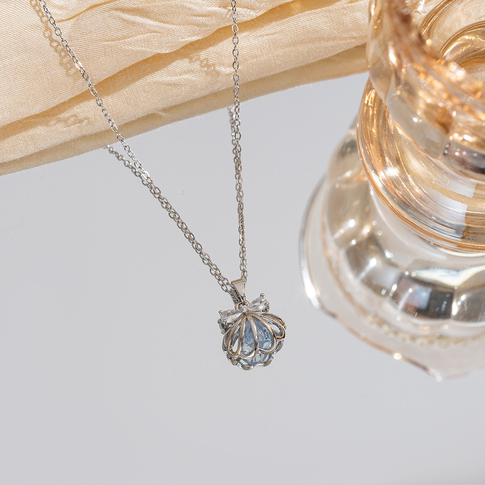 Silver one-shell bow necklace, women's hollowed-out shell pendant, dreamy and girlish, high-end collarbone chain accessory Specification drawing