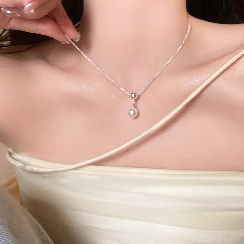 The 2023 new pearl necklace is a high-end design accessory for women, a niche and simple collarbone chain, and a light luxury and versatile necklace details Picture