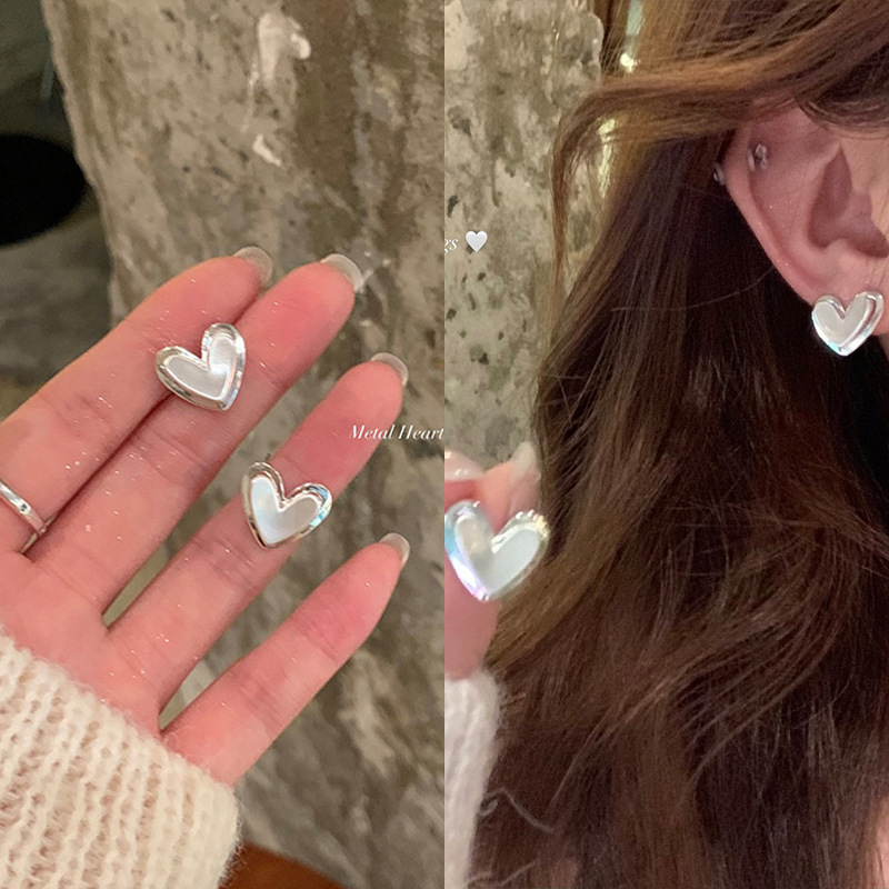 Korean cold style, niche design, three-dimensional heart-shaped stud earrings, women's high-end, light luxury earrings and earrings, unique charm full figure