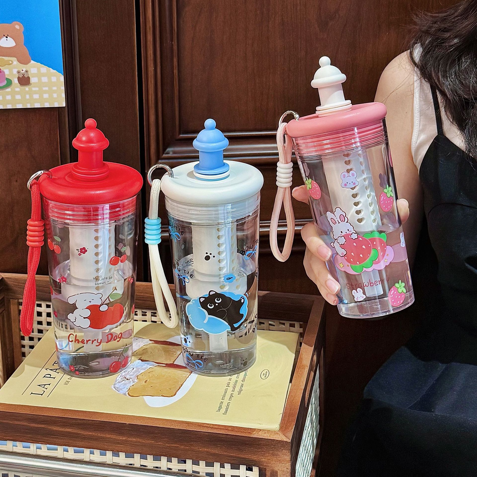 The new cute tritan water cup with a filter and straw is a portable cartoon student plastic cup with a high appearance level Specification drawing