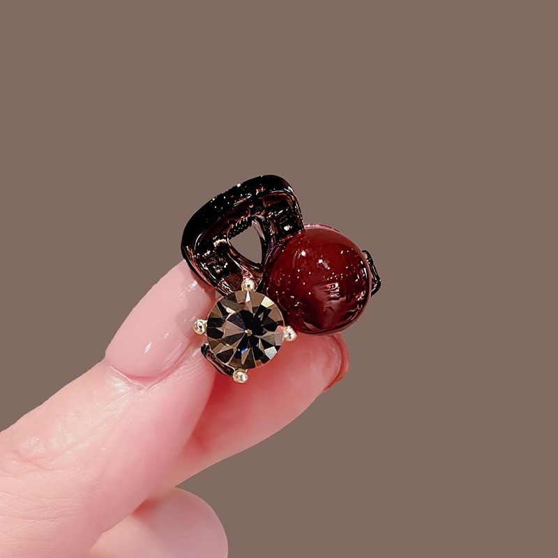 2025 New red water diamond bead claw clip, small bangs clip, forehead clip, top clip, hair clip, headwear for women Application Scenario