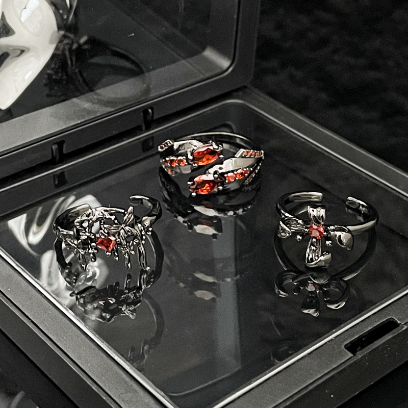 A dark European and American style butterfly irregular flower opening ring, gender-neutral punk hip-hop streetwear fashion ring Specification drawing