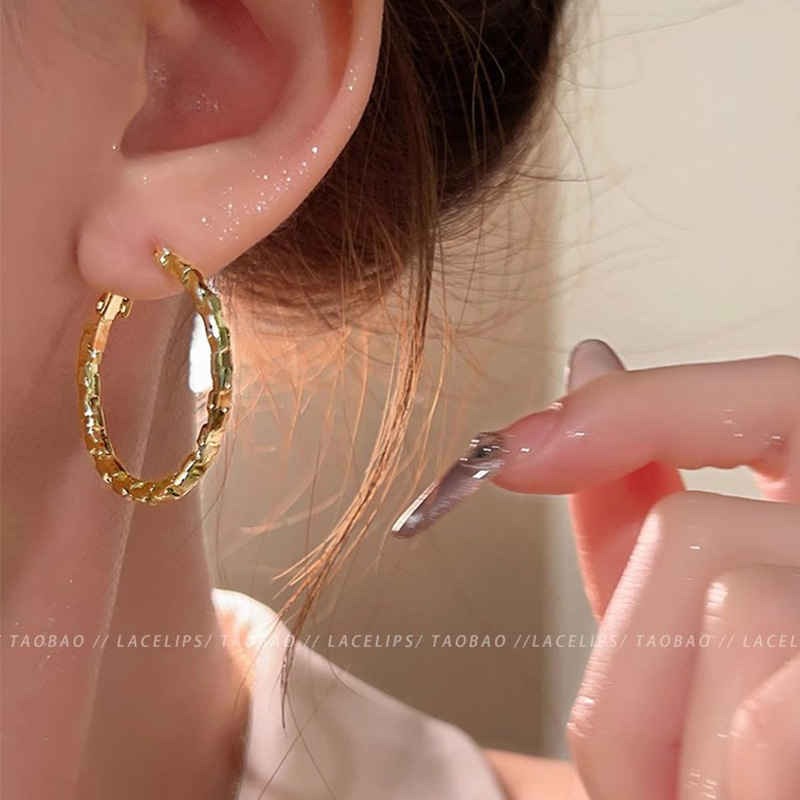The large circular ear rings in the shape of broken silver are a light luxury and niche design for women, exuding a sense of sophistication and grandeur. They are also silver exaggerated round face earrings Specification drawing