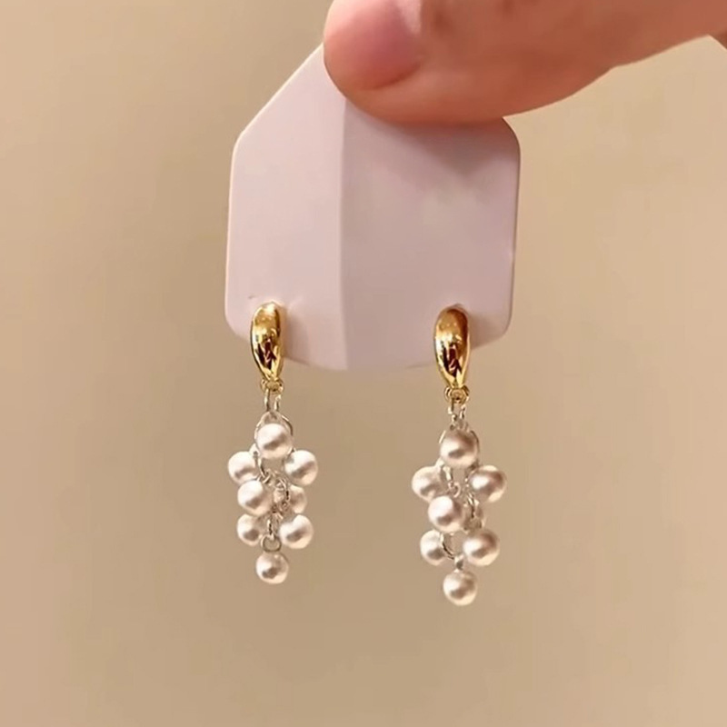 Cold and elegant grape string pearl earrings for women, French light luxury and high-end style, tassel earrings, gentle and high appearance level earrings Application Scenario