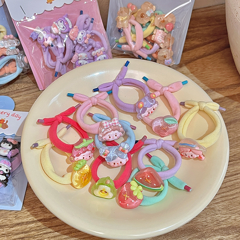 Cute cartoon fabric thumb ring hair tie for children and babies that won't hurt their hair. Bow and small rubber band to tie the little chirping hair tie Application Scenario