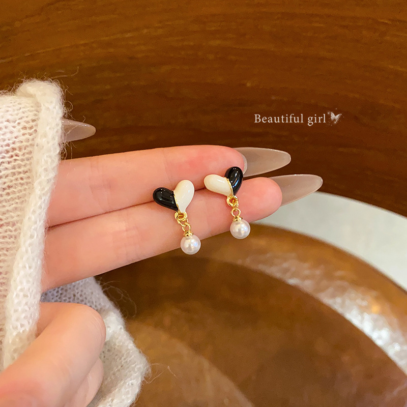 French retro black and white oil-dripping heart-shaped earrings for women, 2025 new style, niche design sense pearl earrings, trendy earrings full figure