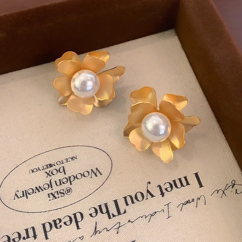 Exaggerated and grand floral earrings with a metallic feel from Europe and America, a light luxury, niche, retro and simple style for women, and pearl stud earrings details Picture