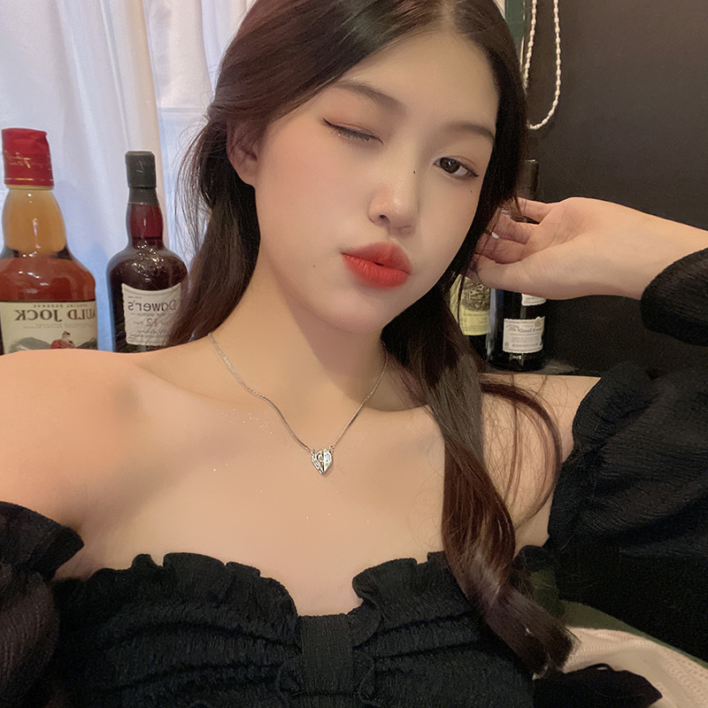 Sweet and cool style high-end magnetic three-dimensional heart-shaped necklace, cold style versatile and elegant collarbone chain, popular neckchain accessory Application Scenario