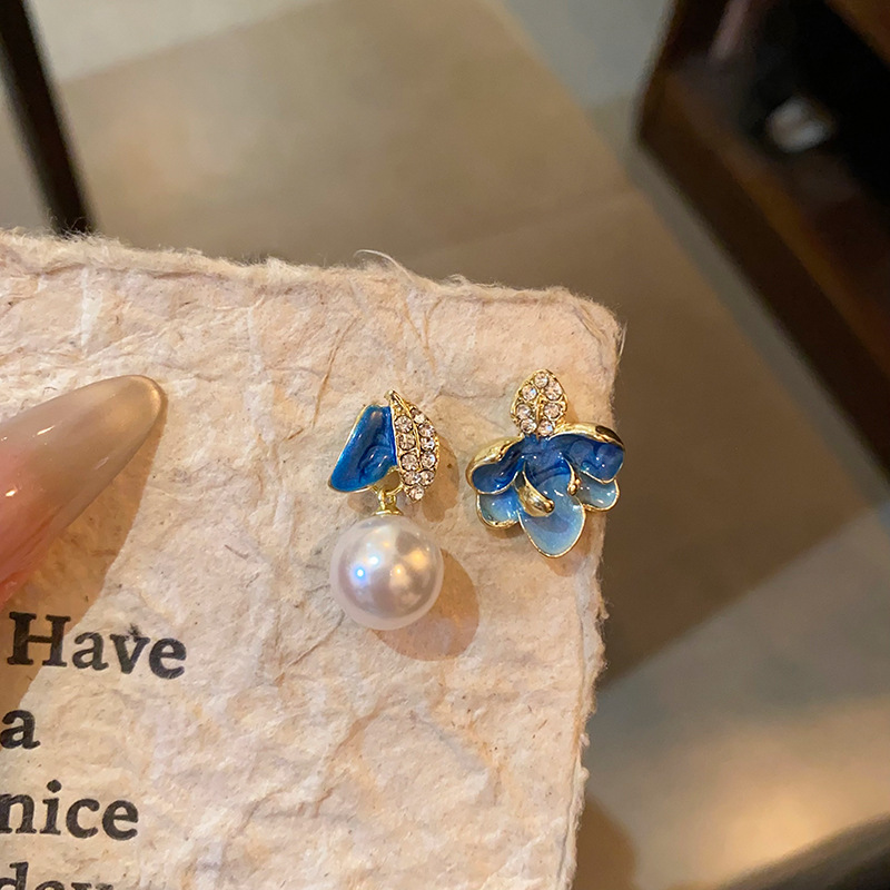 Asymmetrical blue glazed stud earrings for women, retro, niche and high-end style, diamond-encrusted leaf pearl earrings, elegant earrings Specification drawing