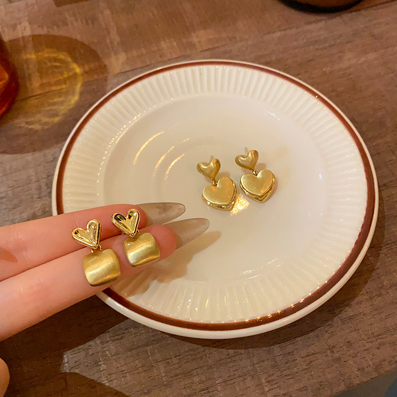 Brushed heart-shaped earrings for women, 2025 new bestsellers, high-end heart-shaped earrings, light luxury and niche stud earrings and earrings wholesale Specification drawing